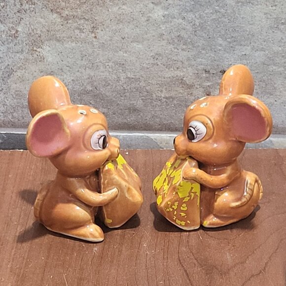 Vintage Mouse and Cheese Salt and Pepper Shaker Set - Picture 8 of 11